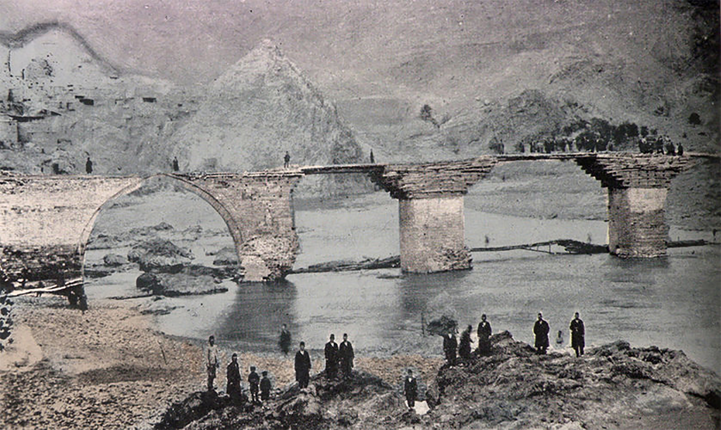 PALU - Tarihi Palu K&ouml;pr&uuml;s&uuml; - 1900'l&uuml; y?llar
Kaynak: Vahe Hayg, [https://www.houshamadyan.org]