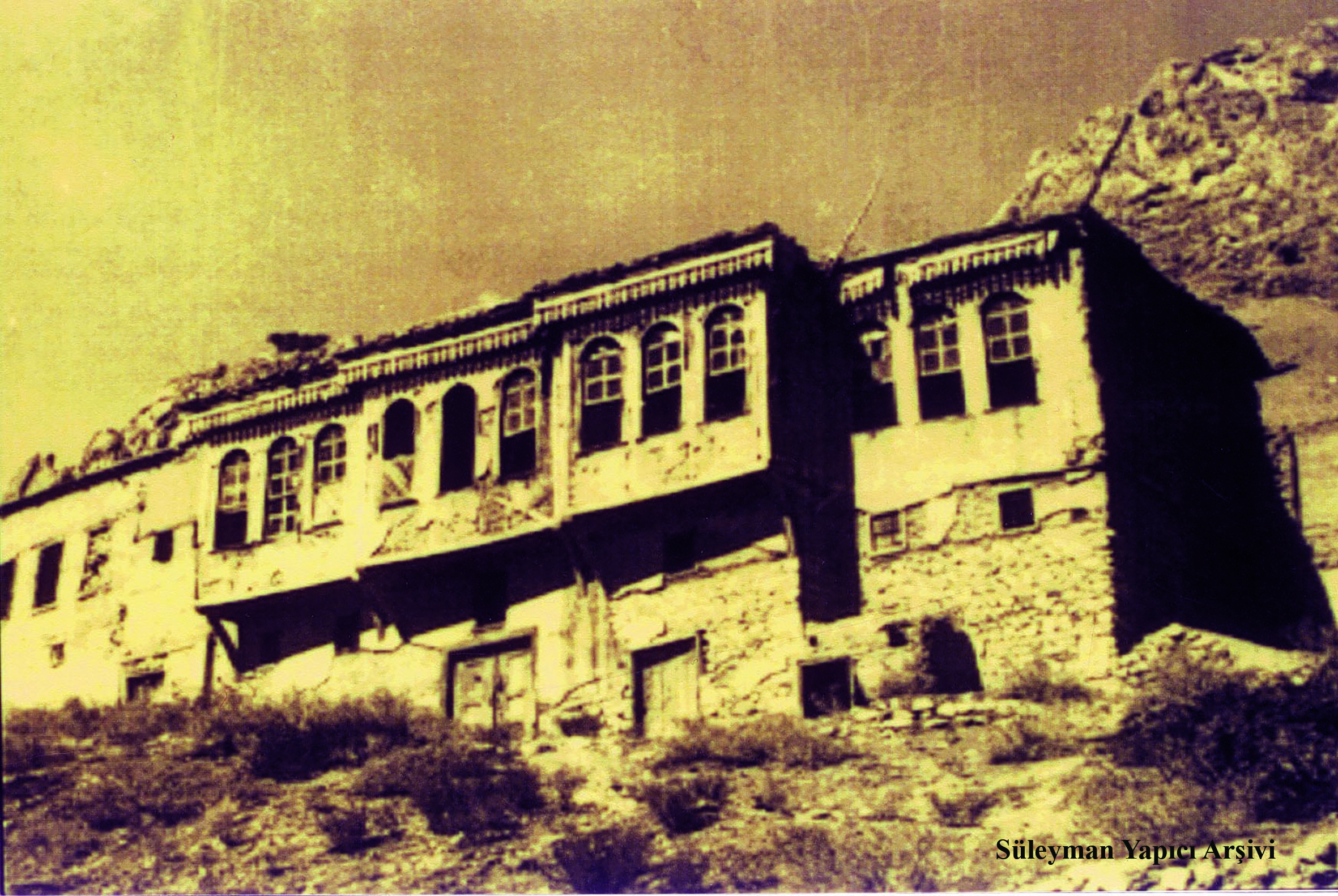 PALU - &Ccedil;ar??ba?? Mahallesi - Topal &Eacute;m&eacute;gilin evi -1940'l? y?llar 
S&uuml;leyman Yap?c? Ar?ivi