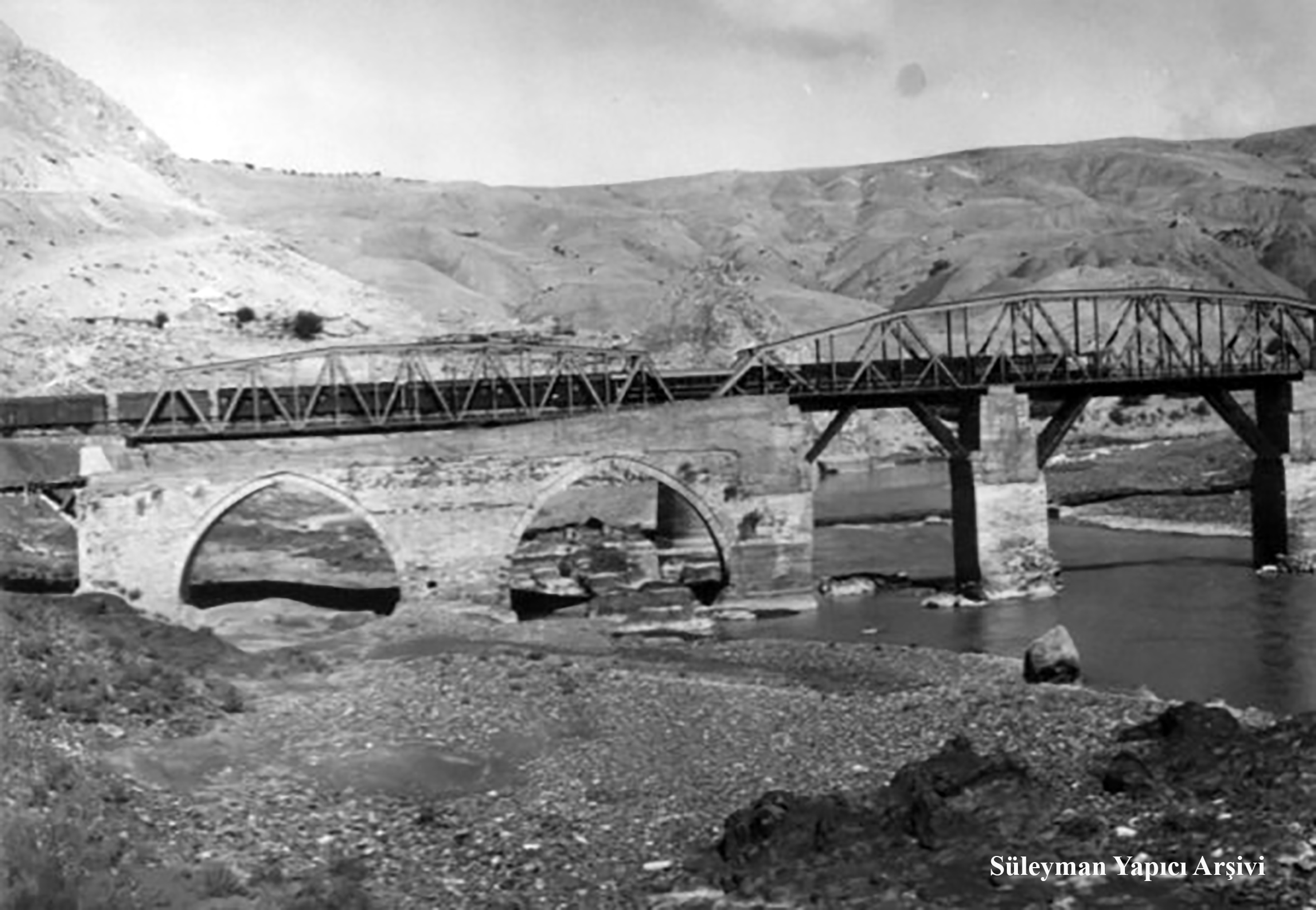 072 PALU - Palu Tarihi K&ouml;pr&uuml;s&uuml; - 1960'l? y?llar olabilir 
Kaynak: Elaz?? Valili?i web sayfas?