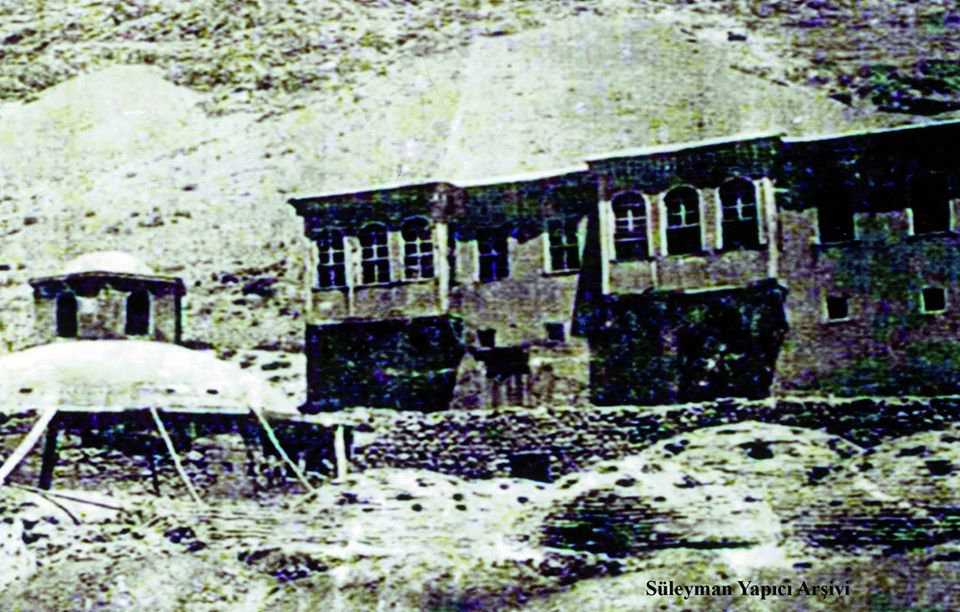 PALU &Ccedil;ar??ba?? Mahallesi Hamam?n arkas?nda Mehmet Emin Bey (Bego A?a)'in evi 
1948-1951 tarihleri aras?nda Ortaokul binas? olarak kullan?lm?? 
S&uuml;leyman Yap?c? Ar?ivi