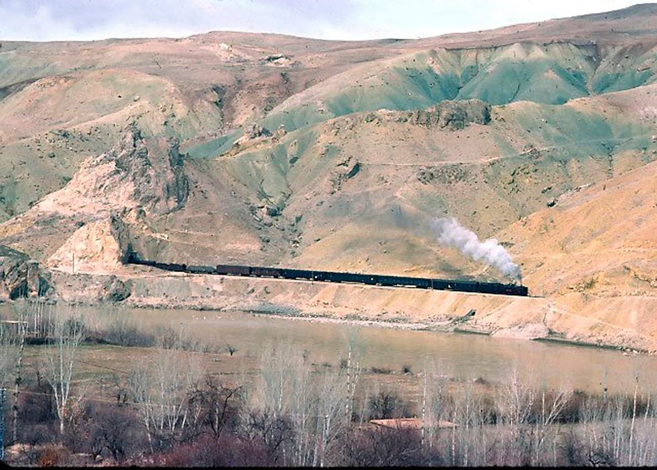 &nbsp;
PALU Elaz?? - Tatvan Treninin Palu'dan Ayr?l??? 24 Mart 1976 
Kaynak: http://www.1974.trainsofturkey.com
&nbsp;
&nbsp;