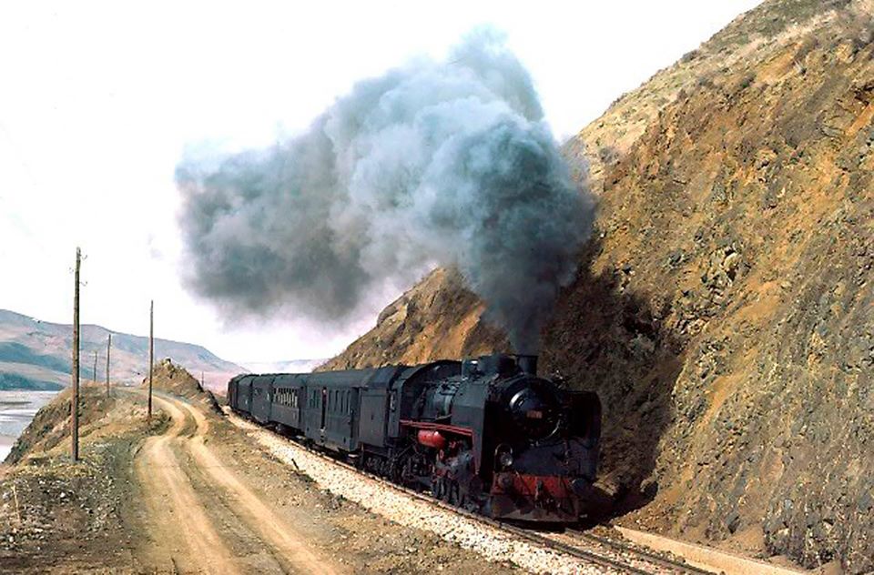 PALU Elaz?? - Tatvan Treninin B&ucirc;ktan Palu ?stasyonuna Giri?i 24 Mart 1976 
Kaynak: http://www.1974.trainsofturkey.com