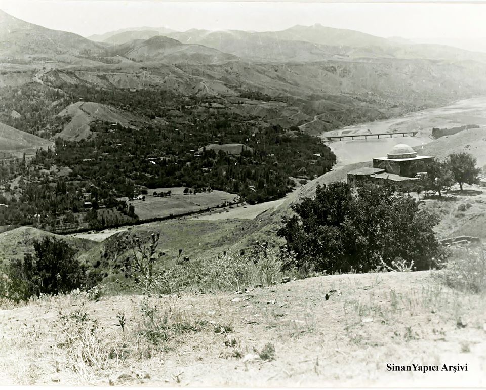 PALU Cem?id Bey Camii ve Kar?? Bah?eler 1970'li y?llar 
Sinan Yap?c? Ar?ivi