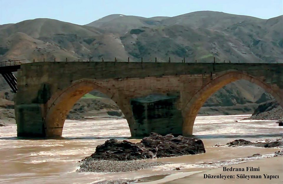 PALU - Bedrana Filmi - Tarihi Palu K&ouml;pr&uuml;s&uuml; &ndash; 1974 
D&uuml;zenleyen: S&uuml;leyman Yap?c?