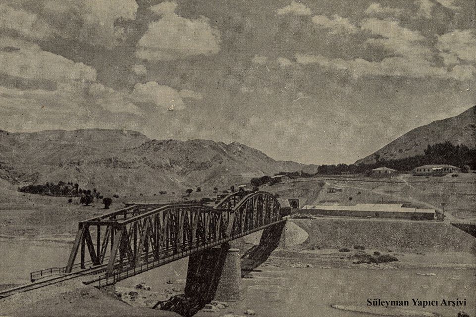 PALU - DDY K&ouml;pr&uuml;s&uuml; ve ?antiye Binalar? - 1945'li Y?llar 
S&uuml;leyman Yap?c? Ar?ivi