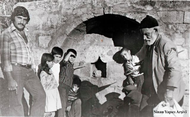 PALU - Kar??bah&ccedil;eler &Ccedil;&uuml;tpuvar (&Ccedil;ift P?nar) - 1970'li y?llar. Soldan Sa?a: 1. Erol Demirel.&nbsp;2. ...? . 3. ...? . 4. &Ouml;mer Sami Yap?c?. 5. Sinan Yap?c? (Oturan) . 6. ...? . 7. Efo Hoca (Berber H&uuml;seyin &Ccedil;ayc?'n?n babas?).
Sinan Yap?c? Ar?ivi.