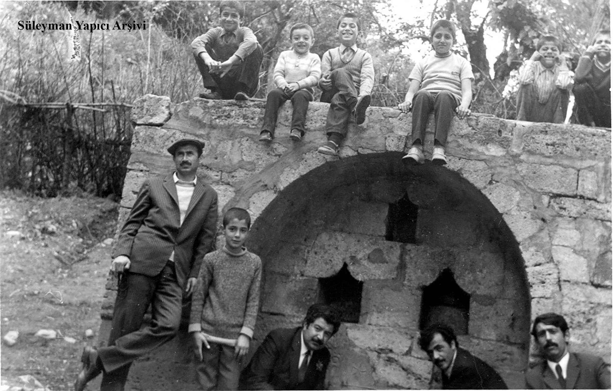 PALU - Kar??bah&ccedil;eler &Ccedil;&uuml;tpuvar (&Ccedil;ift P?nar) - 27.05.1972 - Alttakiler Sa?dan Sola: 1. Ahmet Yap?c? (Babam) - 2. Taner Demirel. 3. Mahmut Demirel (Rahmetli). 4. Abdurrahman Yap?c? (Rahmetli amcam). 5. Ali &Ccedil;etin G&uuml;ler. &Uuml;sttekiler Soldan Sa?a: 1. S&uuml;leyman Yap?c?. 2. Cem (Faruk) Ayden . 3. Sinan Yap?c?. 4. Raif Mermutlu. 5. &Ouml;mer Sami Yap?c?. 6. ?akir Mermutlu. 
S&uuml;leyman Yap?c? Ar?ivi