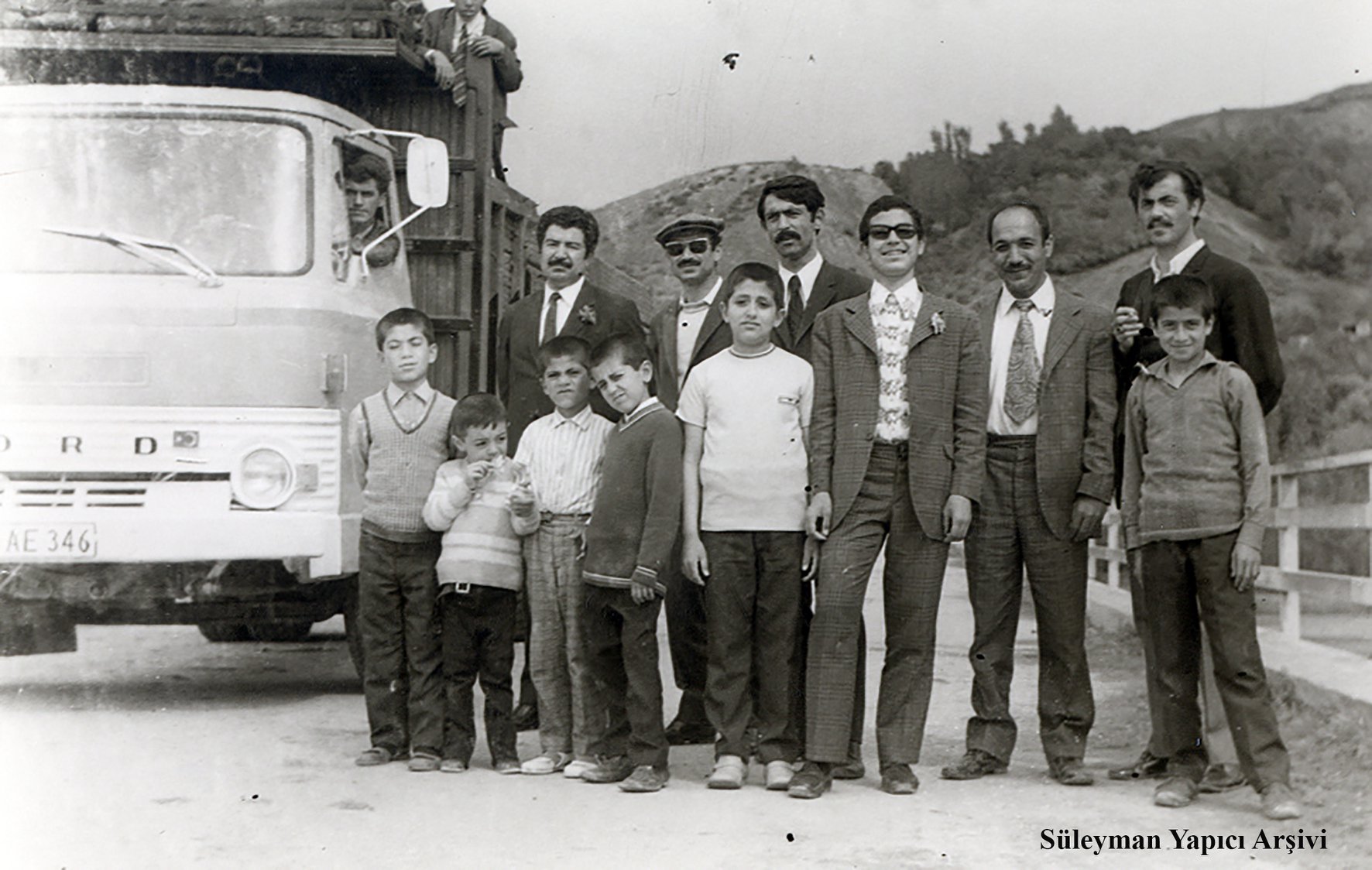 PALU - K&ouml;pr&uuml; ve Kar??bah&ccedil;eler - 27.05.1972 &Ouml;n S?ra Soldan Sa?a: 1. Sinan Yap?c?. 2. Cem (Faruk) Ayden. 3. &Ouml;mer Sami Yap?c?. 4. ?akir Mermutlu. 5. Raif Mermutlu. 6. Caner Demirel. 7. S&uuml;leyman Yap?c?. Arka S?ra Soldan Sa?a: 1. Mahmut Demirel (Rahmetli). 2. Ahmet Yap?c?. 3. &Ccedil;etin Ali G&uuml;ler. 4. Celal Ayden (Rahmetli). 5. Abdurrahman Yap?c? (Rahmetli) 
S&uuml;leyman Yap?c? Ar?ivi.