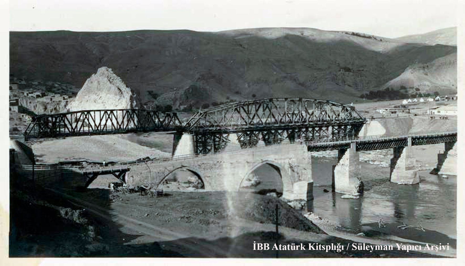 PALU - Tarihi Palu ve DDY K&ouml;pr&uuml;s&uuml;n Yap?m? - K?ndik Kayas? - A?a?? Mahalle - 1940'l? Y?llar 
Kaynak: ?BB Atat&uuml;rk Kitapl??? - S&uuml;leyman Yap?c? Ar?ivi 