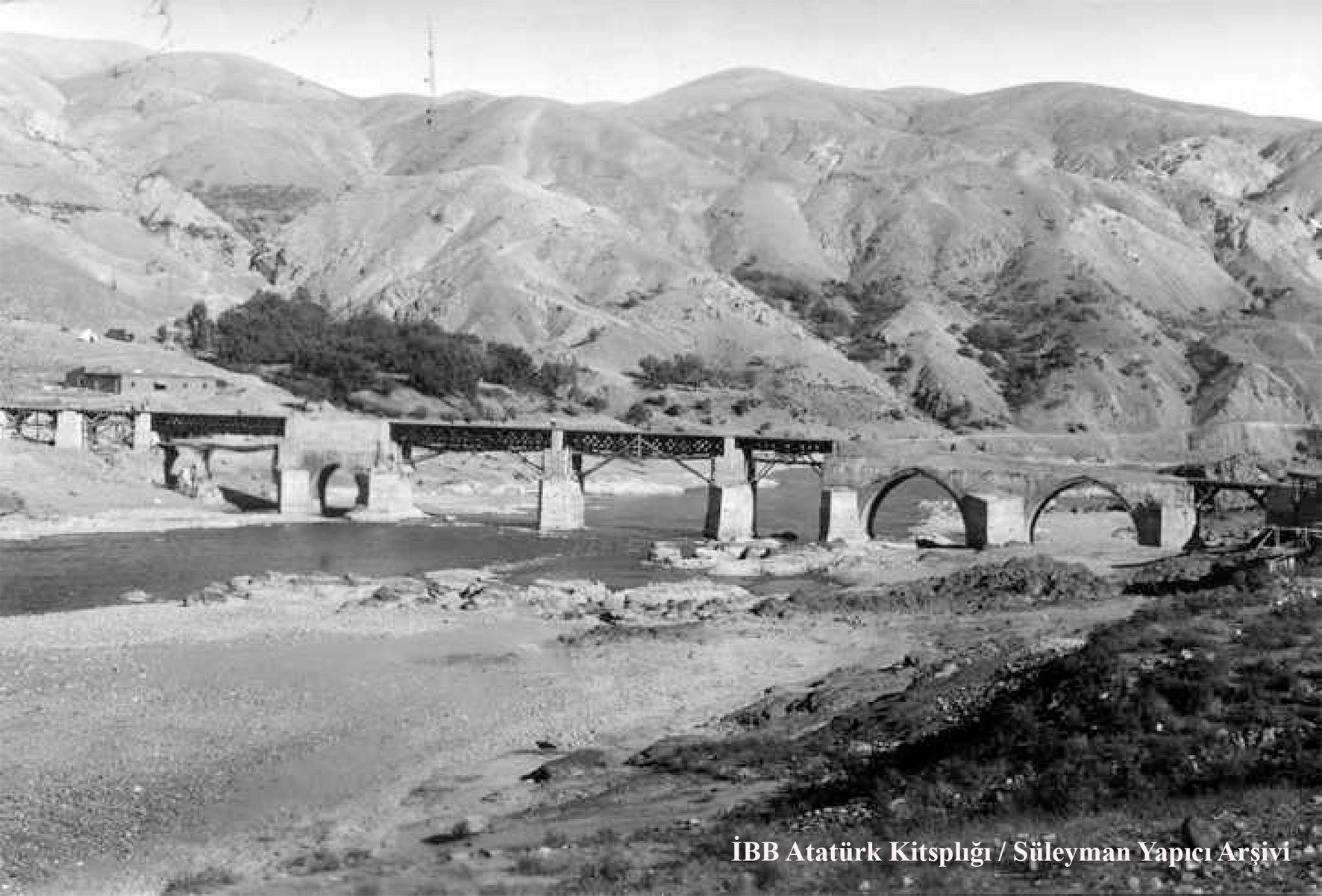 PALU - Tarihi Palu K&ouml;pr&uuml;s&uuml; - 1940'l? y?llar 
Kaynak: ?BB Atat&uuml;rk Kitapl???