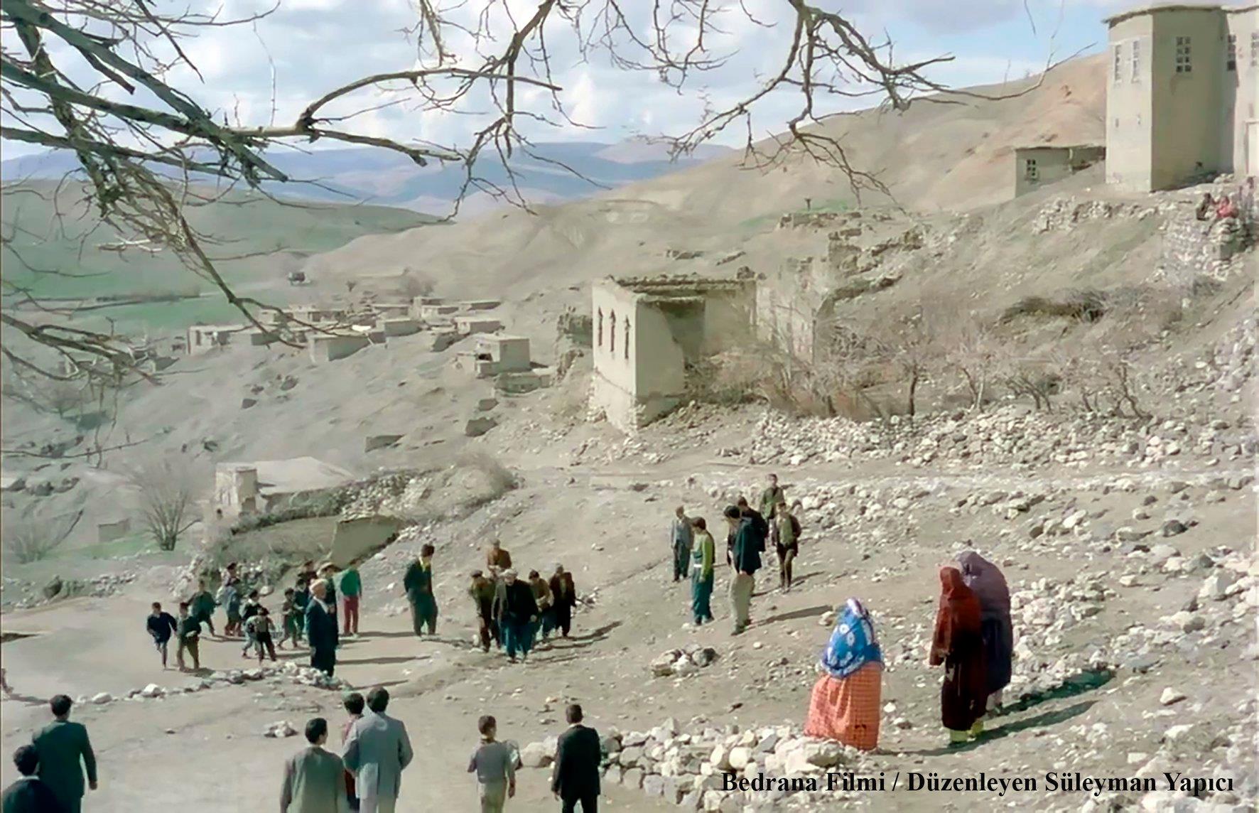 PALU - Zeve (Eski Palu) ve D&uuml;kkan&ouml;n&uuml; Camii ve Mah. - D&uuml;zbalta Mah. &ndash; 1974 - Bedrana Filmi 
D&uuml;zenleyen: S&uuml;leyman Yap?c?
