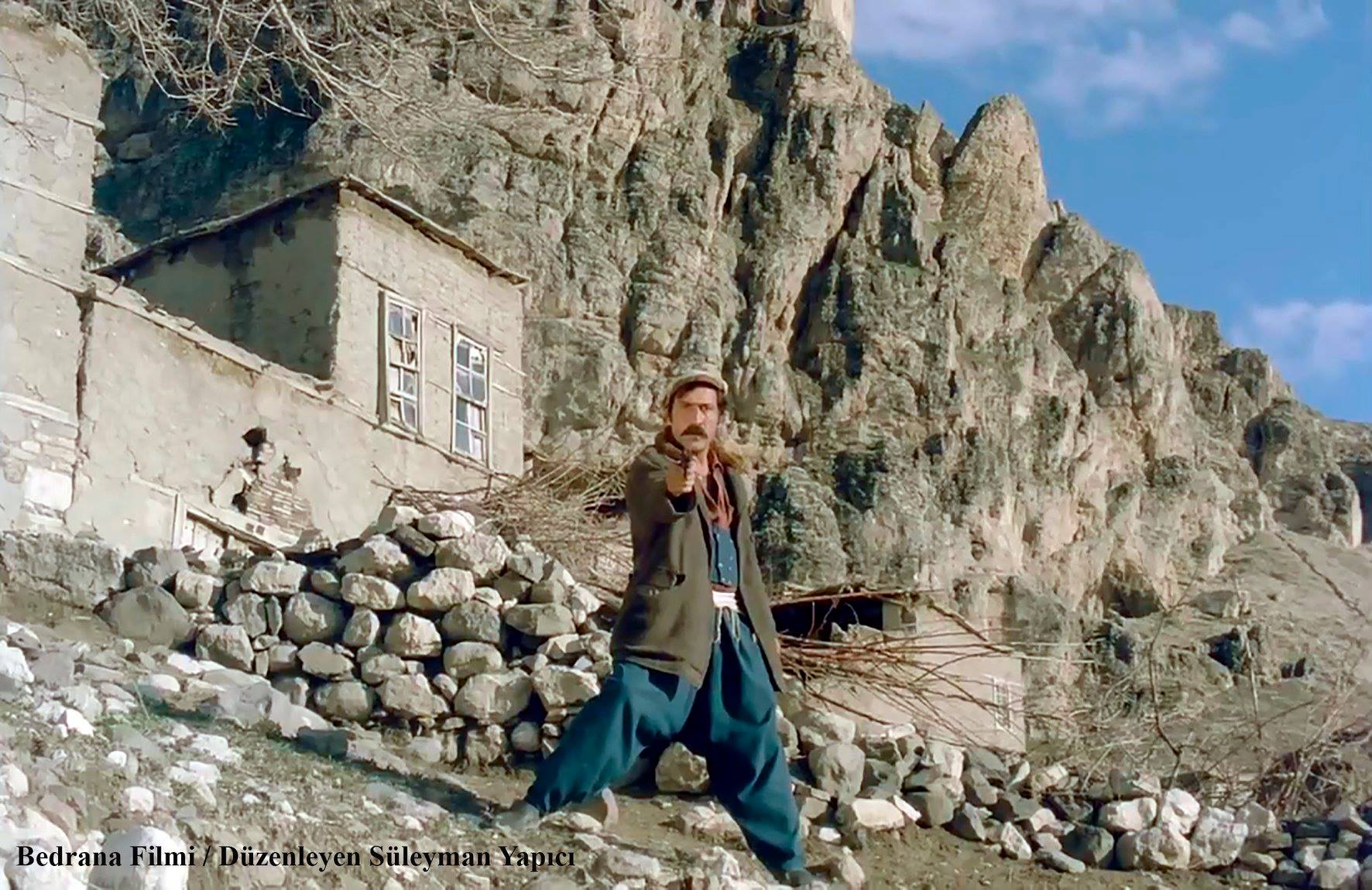 PALU - Zeve (Eski Palu) Kale P?nar? Mah.den Kale alt?nda bir ev &ndash; 1974 - Bedrana Filmi 
D&uuml;zenleyen: S&uuml;leyman Yap?c?